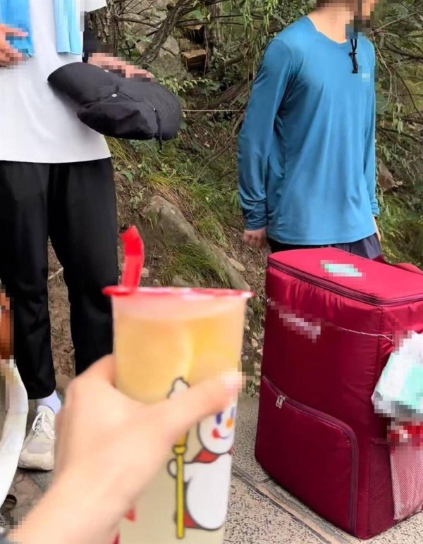 证配所配资 小伙扛蜜雪冰城柠檬水上嵩山沿途售卖，10元一杯，景区称违反规定